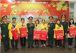 Quân khu: Tặng quà và tổ chức ăn tết cho bệnh nhân tại các Bệnh viện Quân y 110 và 91